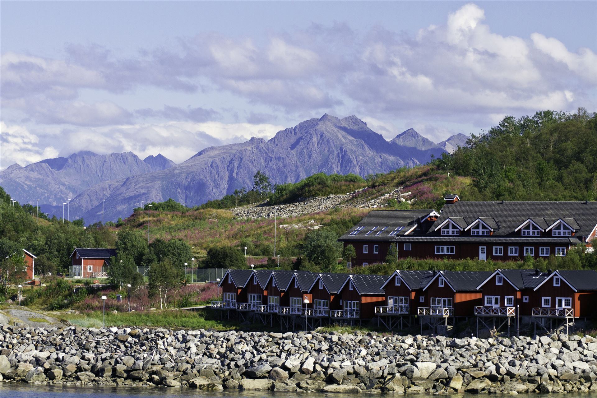Häuser entlang der Küste nahe Stokmarknes, Norwegen