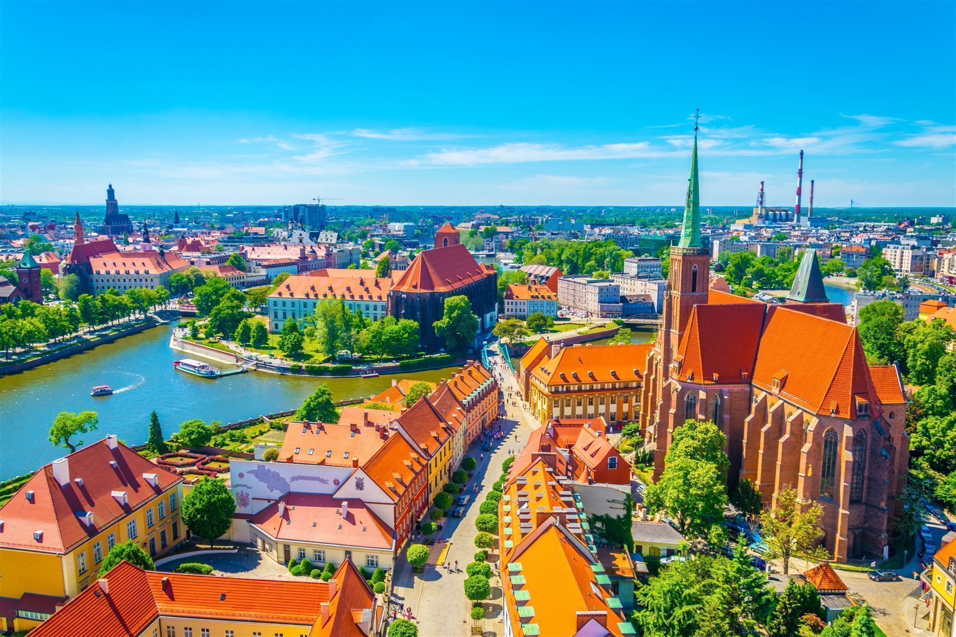 Blick auf die Stadt mit Kirche