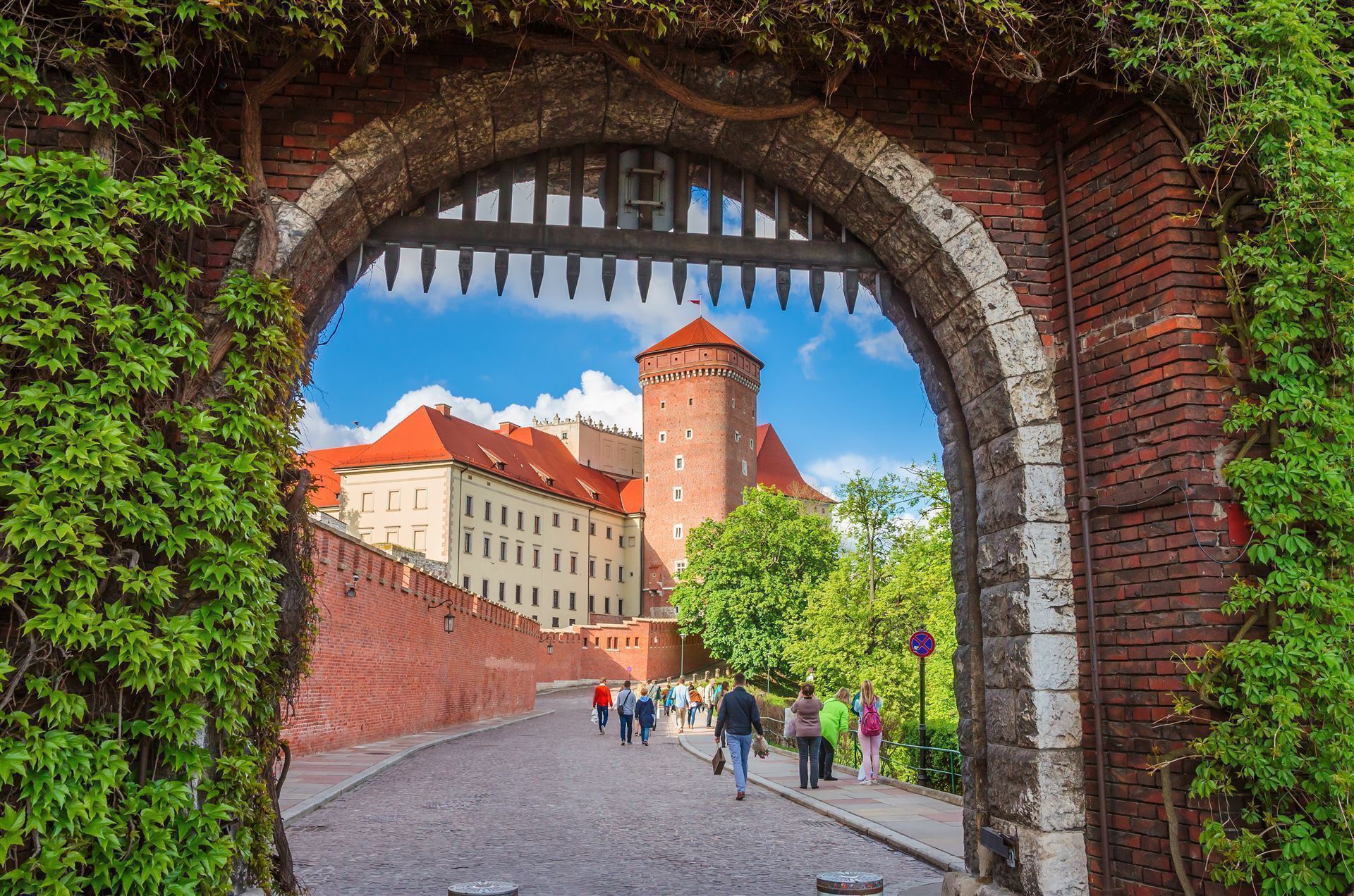 Blick durch das Tor auf Wawel Schloss