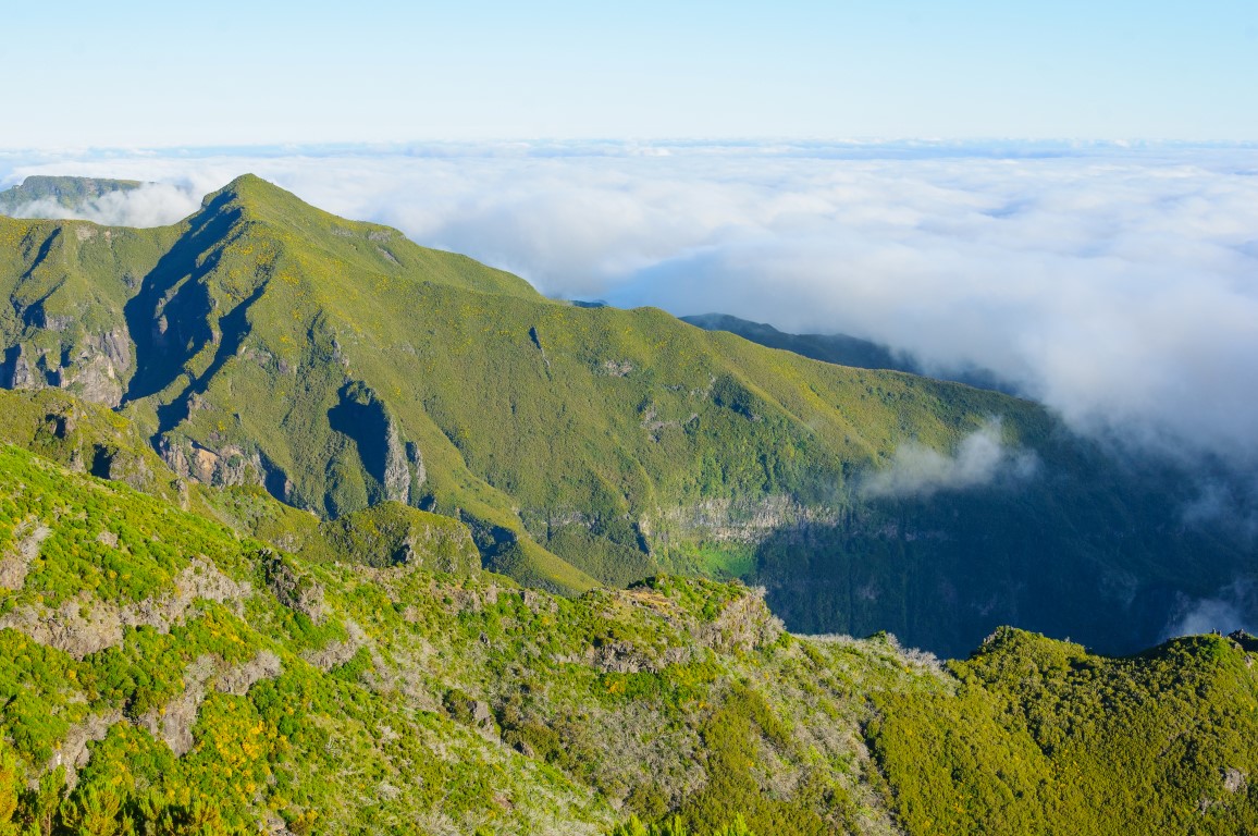 Blick auf die Berge auf der Strecke Pico Ruivo - Encumeada, Insel Madeira, Portugal, Europa.