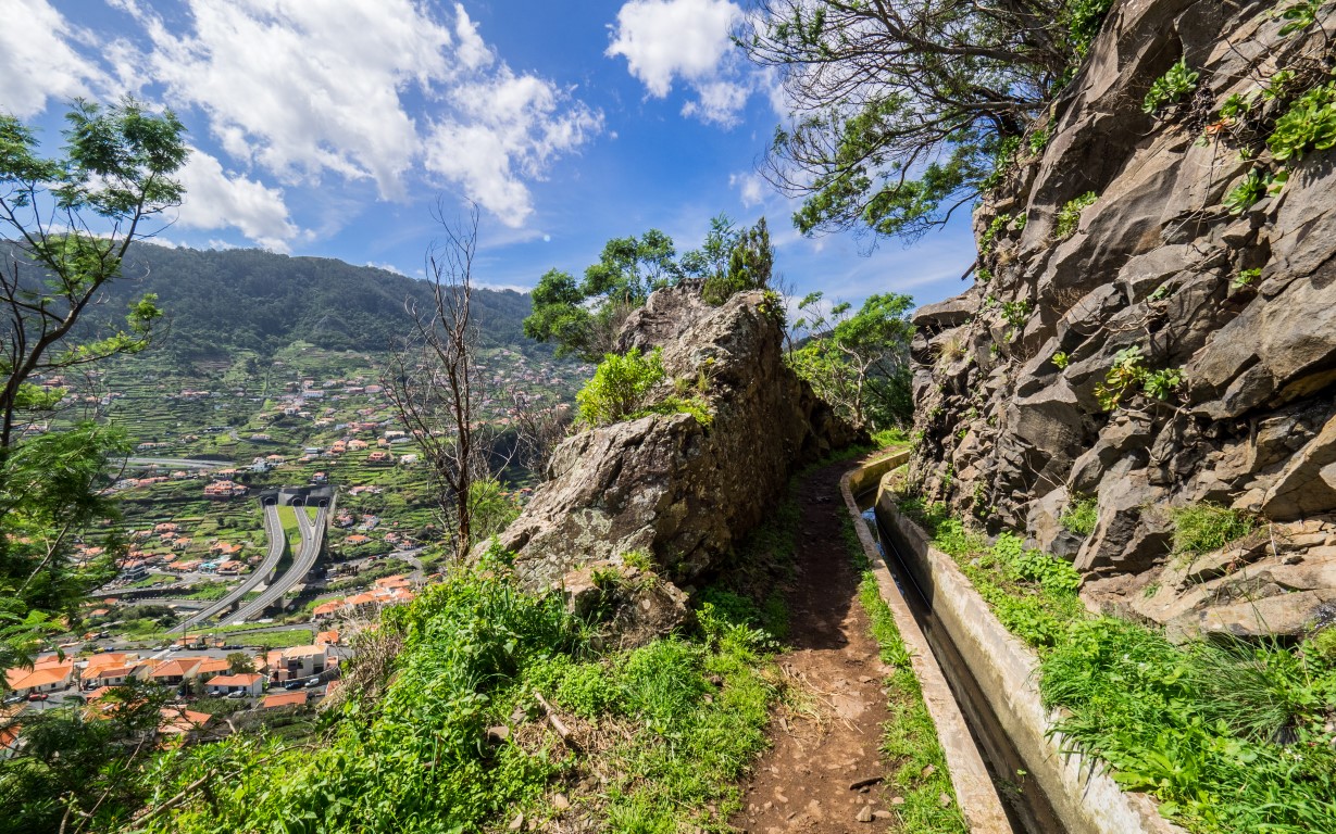 Spaziergang entlang der Levada auf Madeira, Portugal