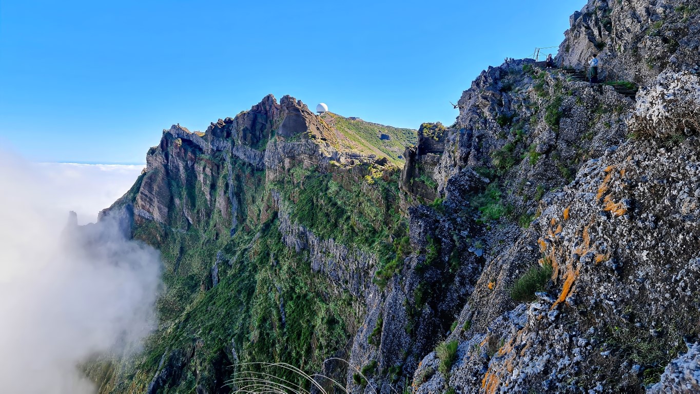 Panoramablick auf den berühmten Wanderweg vom Pico Arieiro zum Pico Ruivo auf Madeira. 