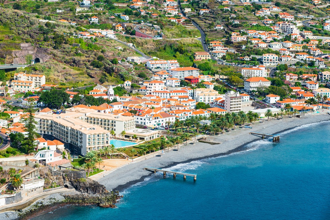 Santa Cruz, Madeira, Ausgedehnte Stadt direkt am Wasser