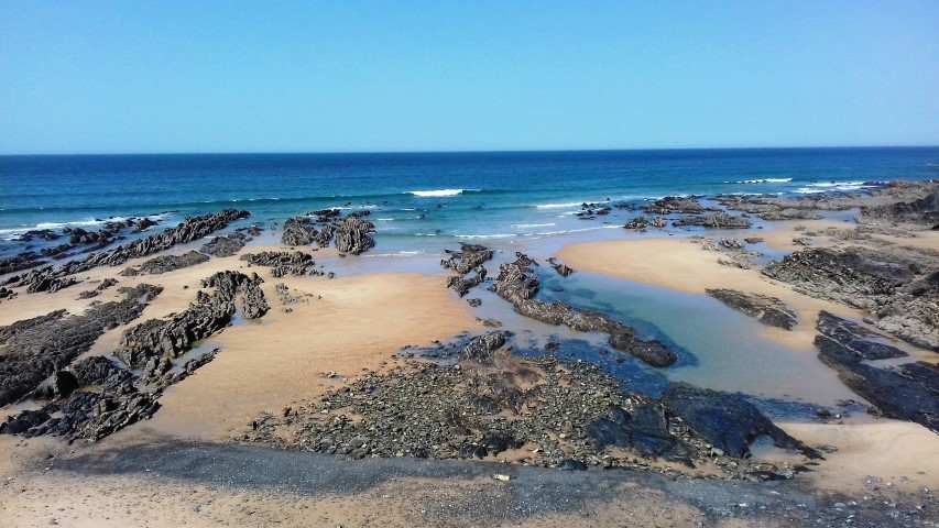 Schwarzer Basaltstrand in Almograve