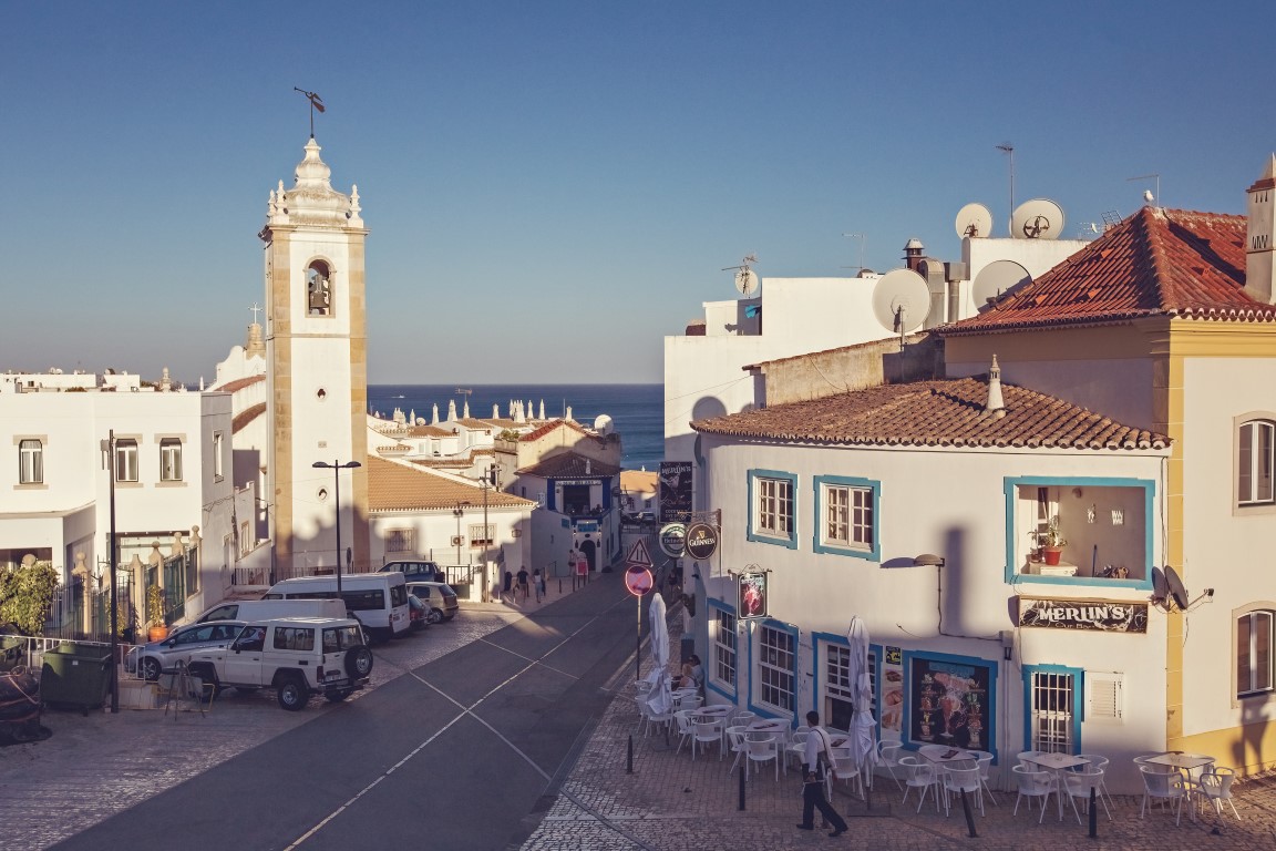 Traditionelle Häuser und portugiesische Architektur in der Altstadt von Albufeira, Algarve, Portugal