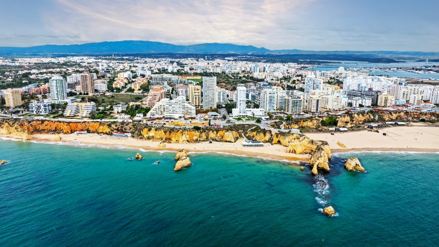 Luftaufnahme von Praia Da Rocha und Portimao an der Algarve in Portugal