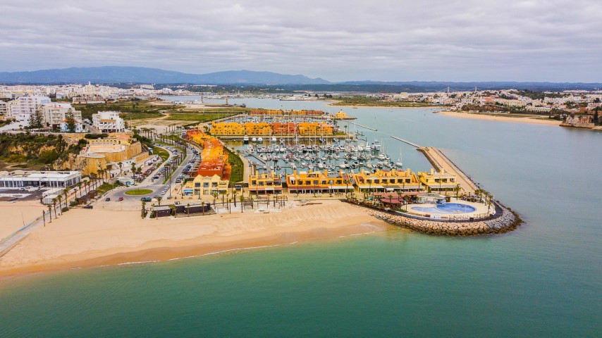 Luftaufnahme der Mündung des Flusses Arade und des Yachthafens von Portimão, Algarve, Portugal