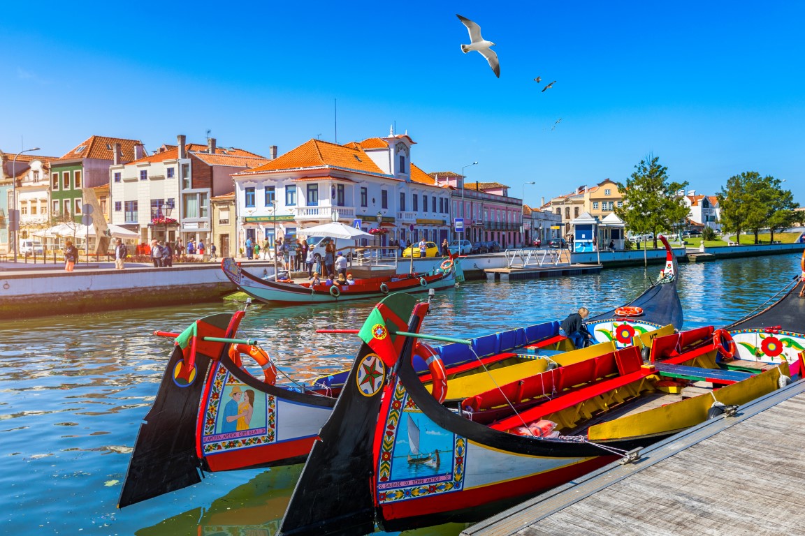 Traditionelle Boote auf dem Kanal in Aveiro, Portugal.