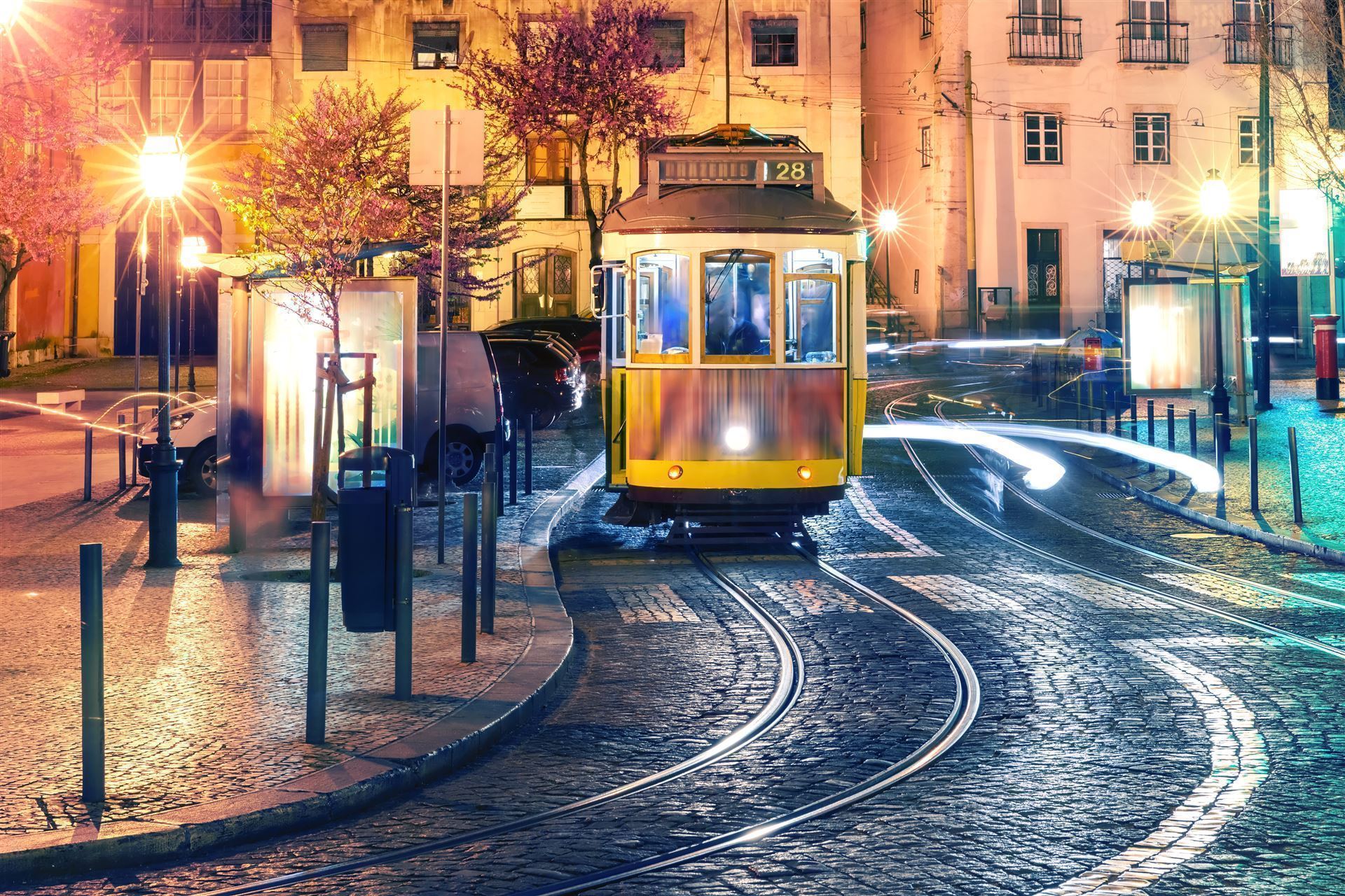 Portugal Lissabon historische Straßenbahn bei Nacht