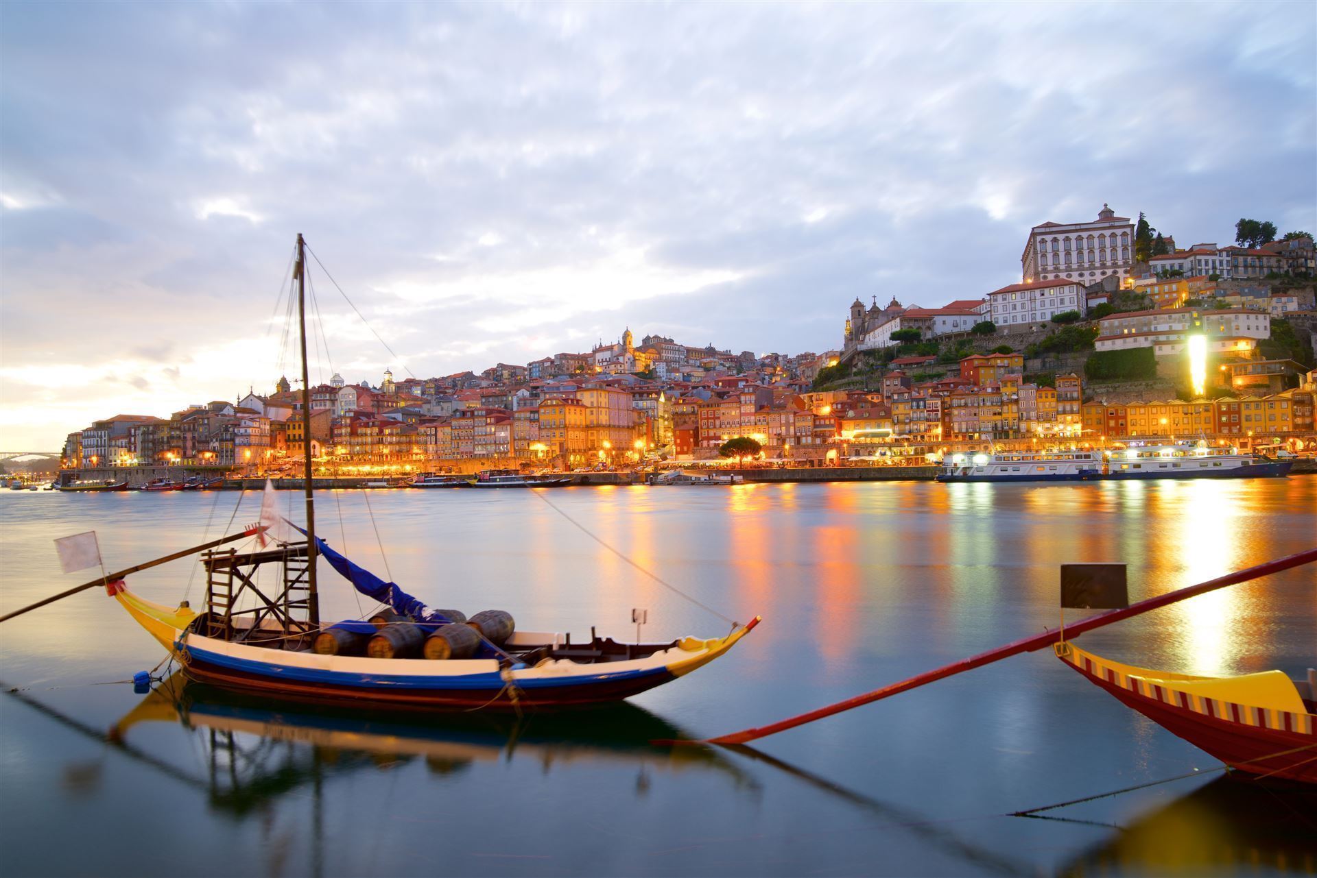 Portugal Porto Fluss Douro bei Abenddämmerung
