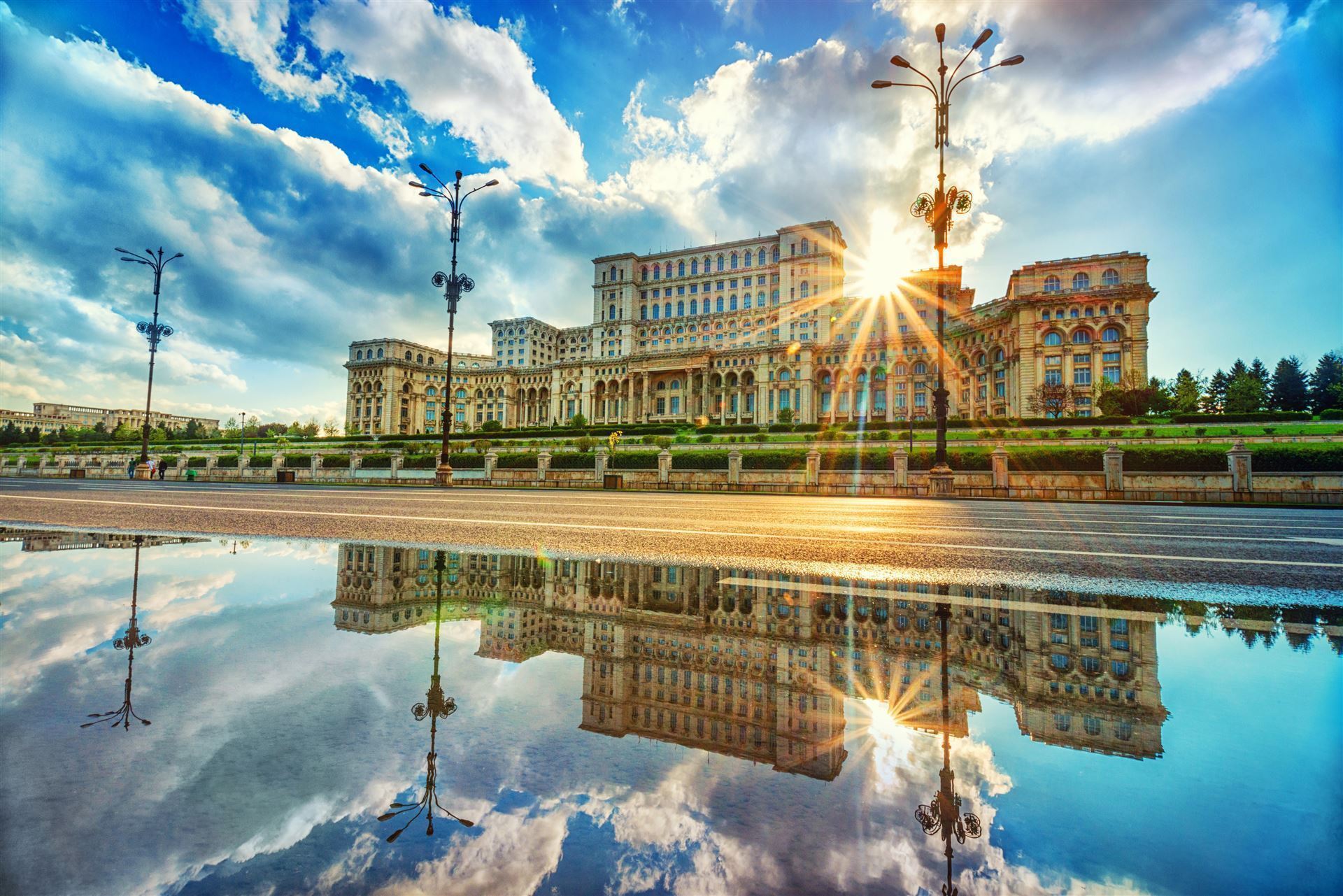 Parlamentspalast mit Sonnenschein