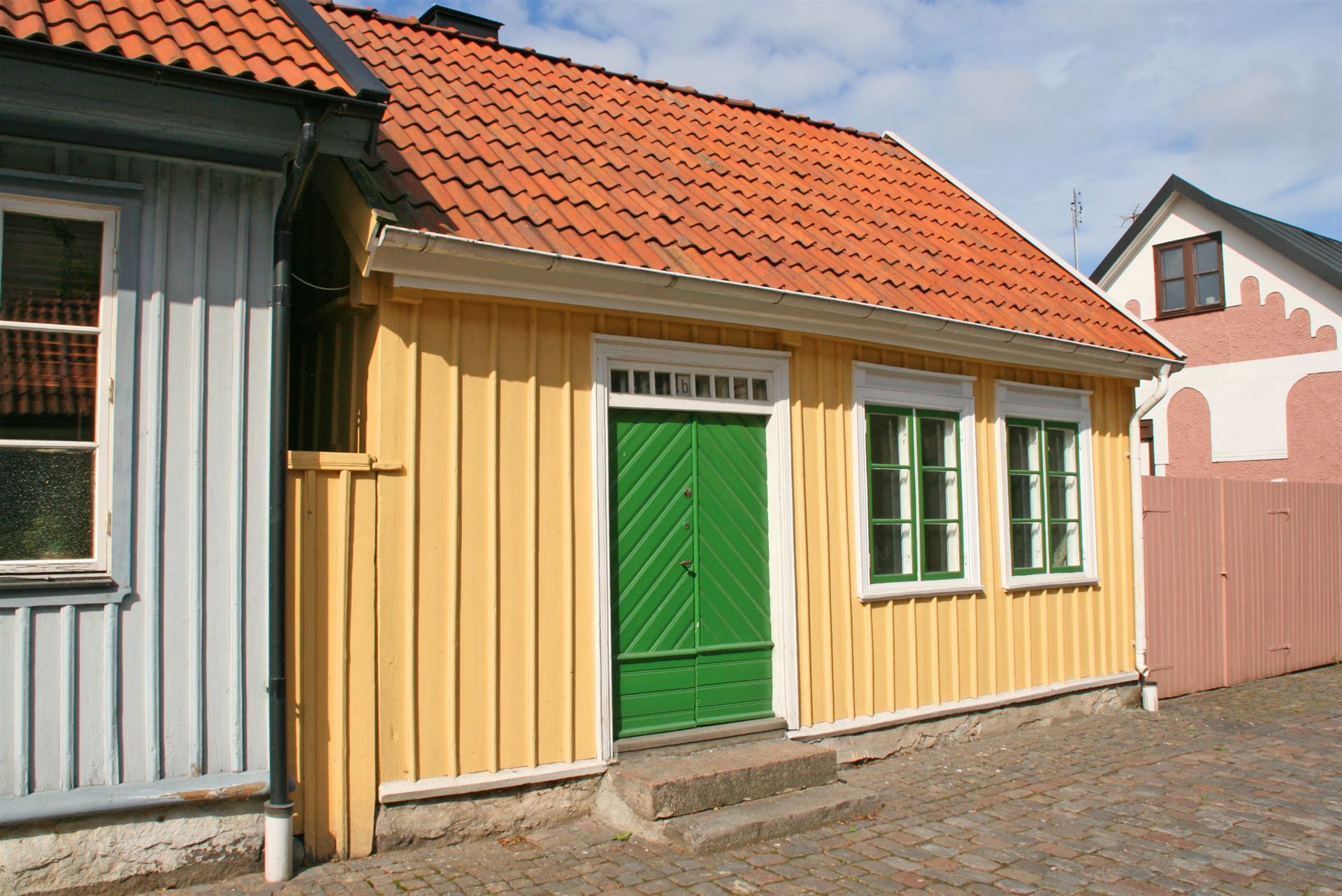 Kleine Holzhäuser in der stadt von Halmstad