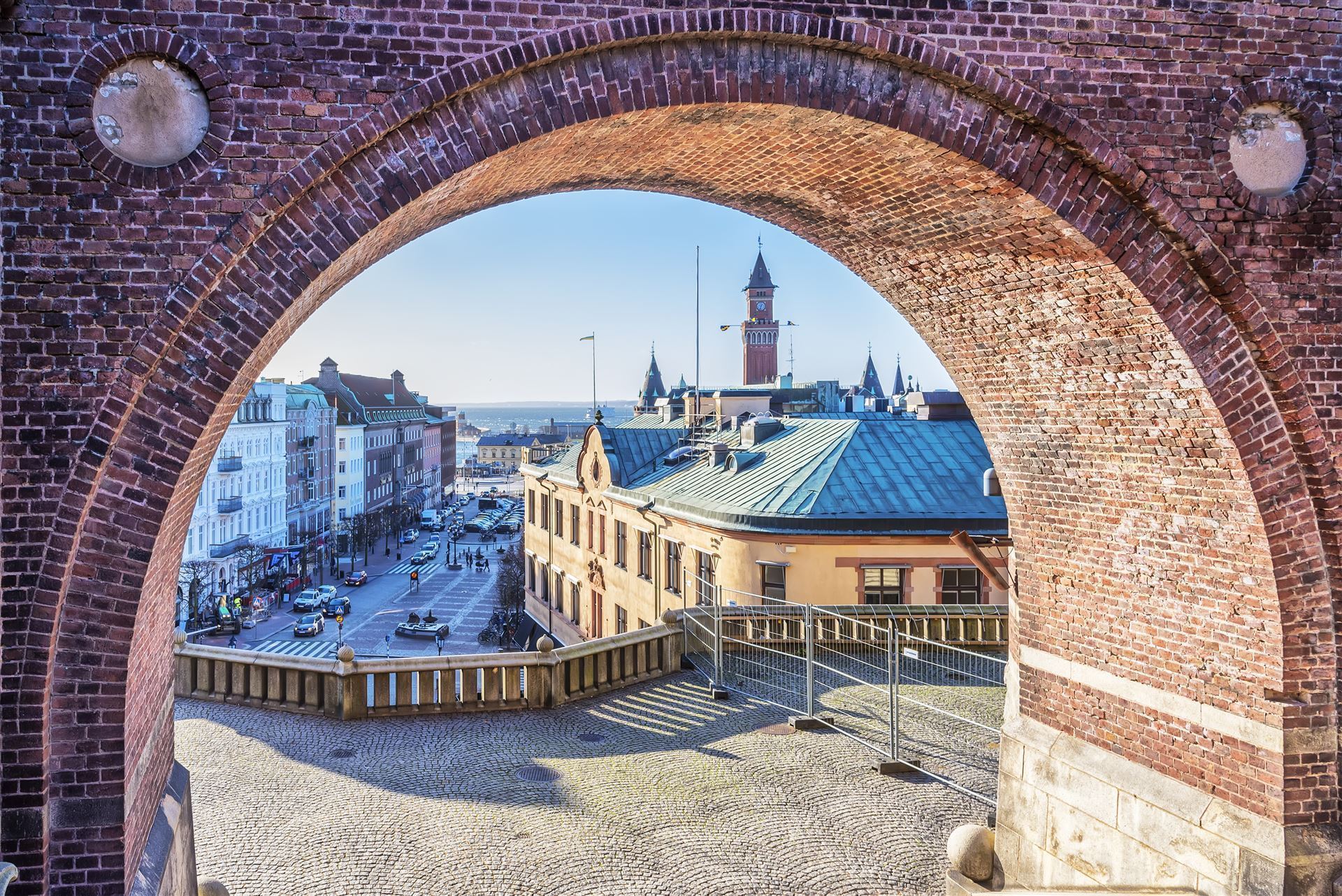 Blick auf Helsingborg durch den Torbogen 