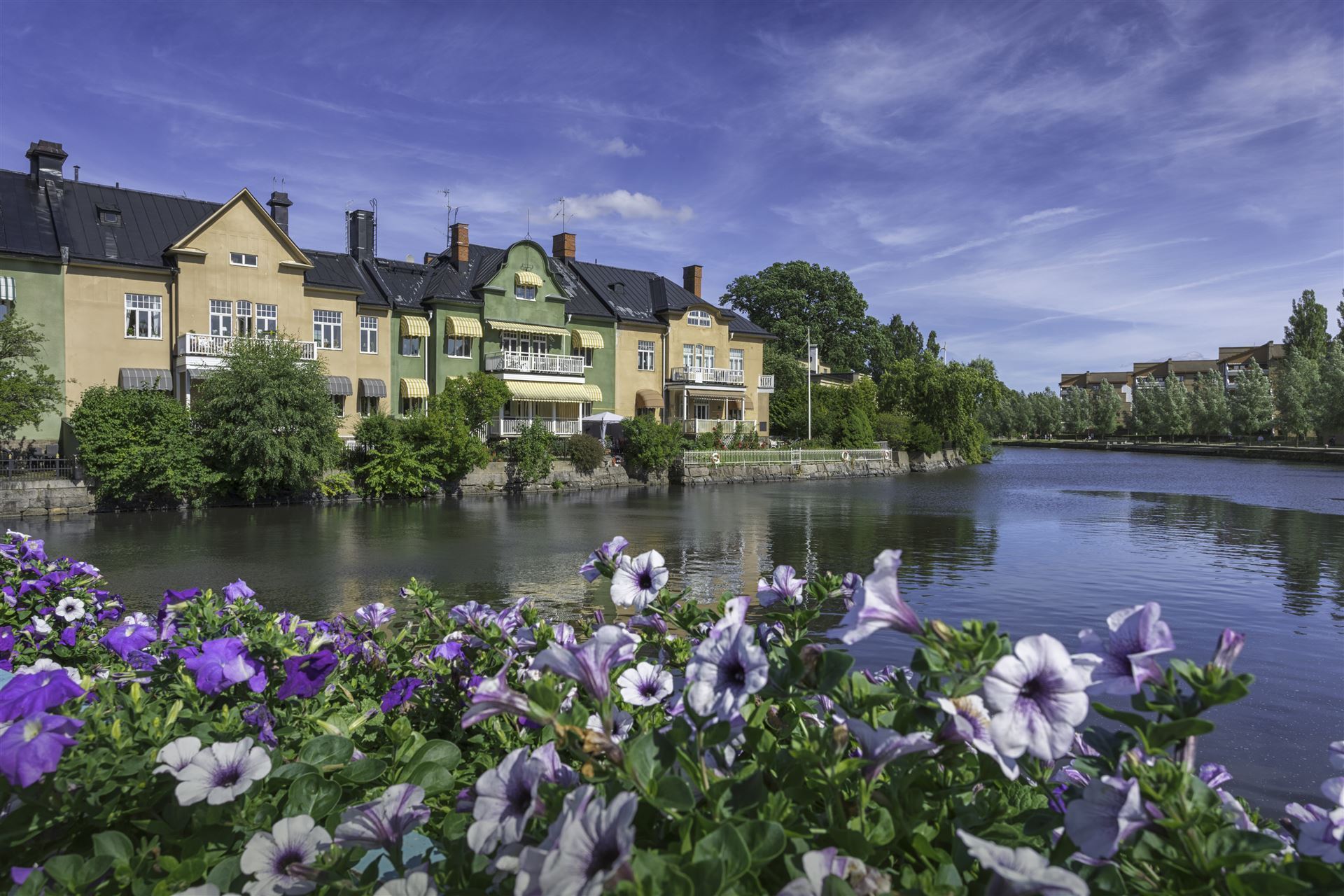 Häuser am Fluss in Örebro, Schweden