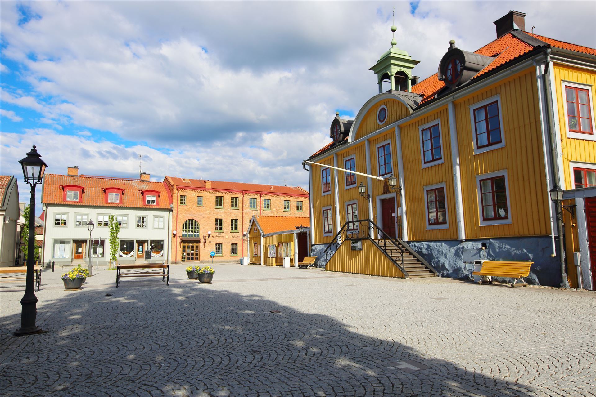 Zentraler Platz und Bibliothek in Mariefred