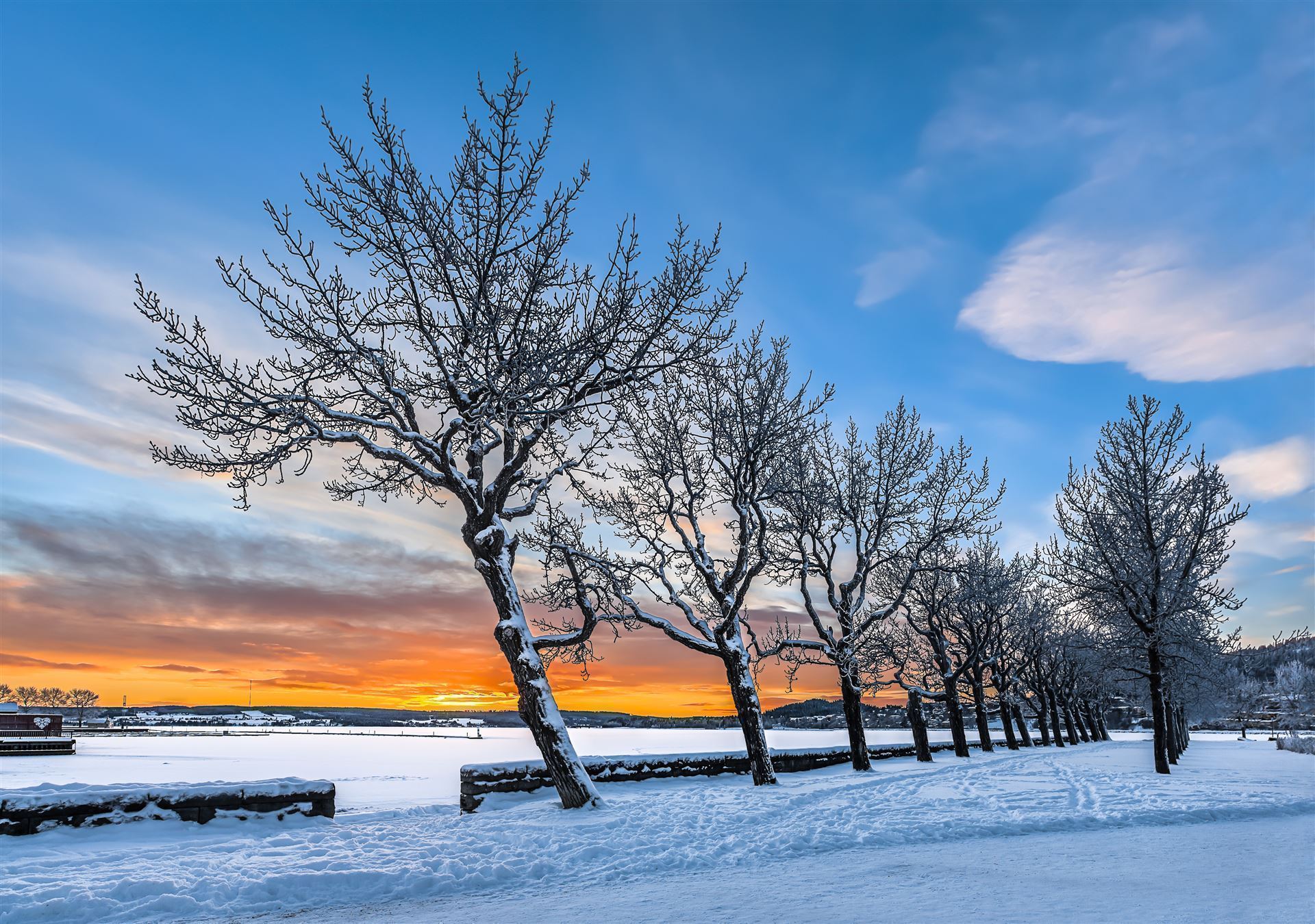 Sonnenuntergang hinter dem gefrorenen Storsjö See