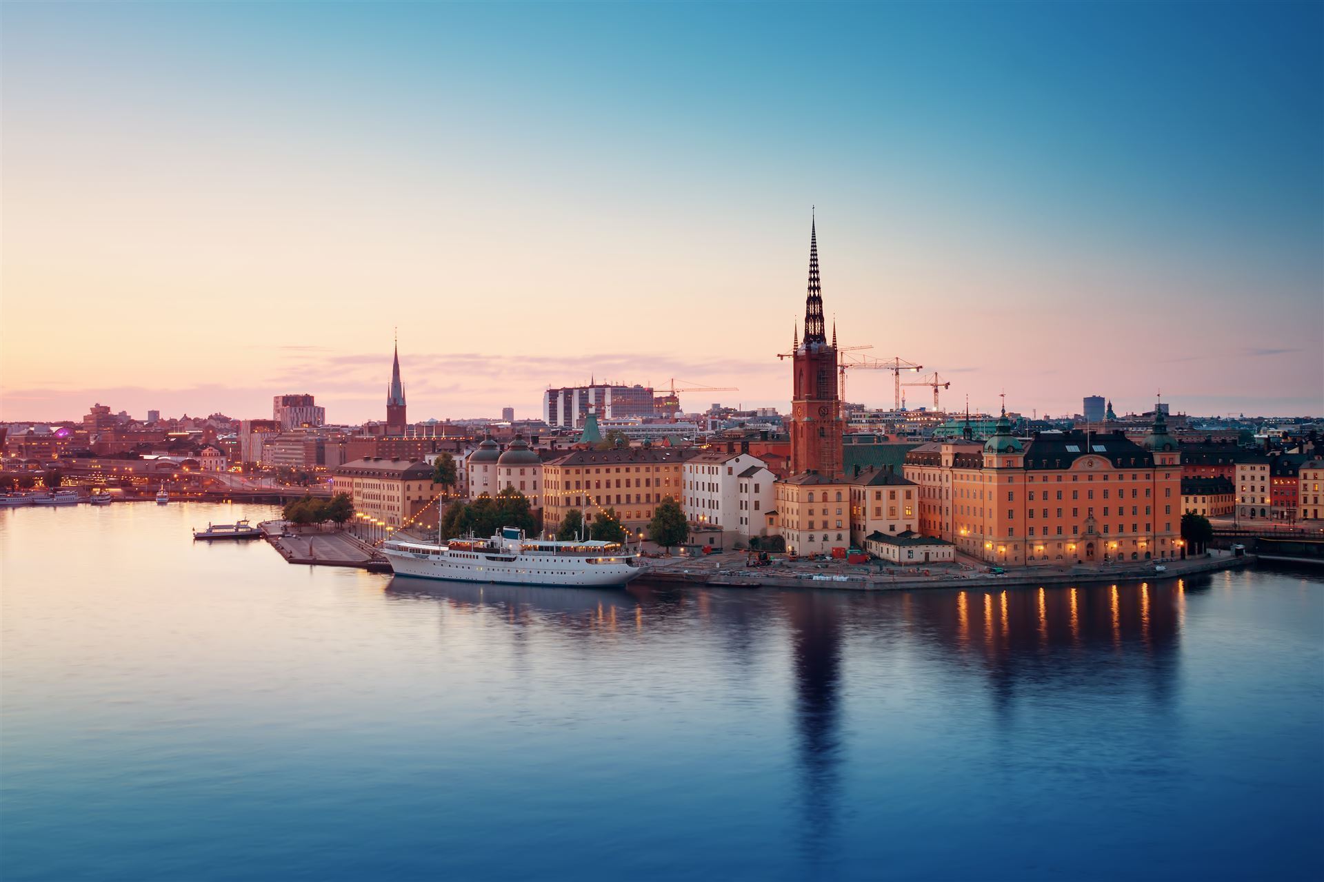 Stockholm in der Nacht im Sommer