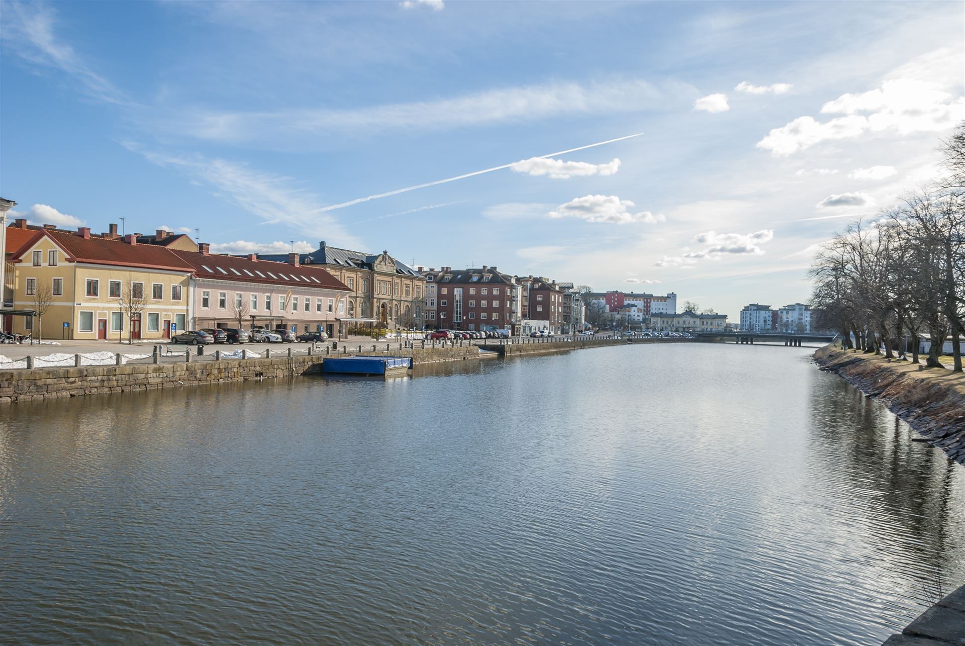 Blick auf die Stadt am Kanal
