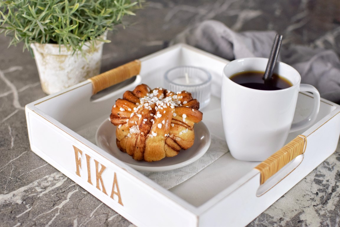 Schwedische Fika- Schwedische Zimtschnecke mit Kaffee. 