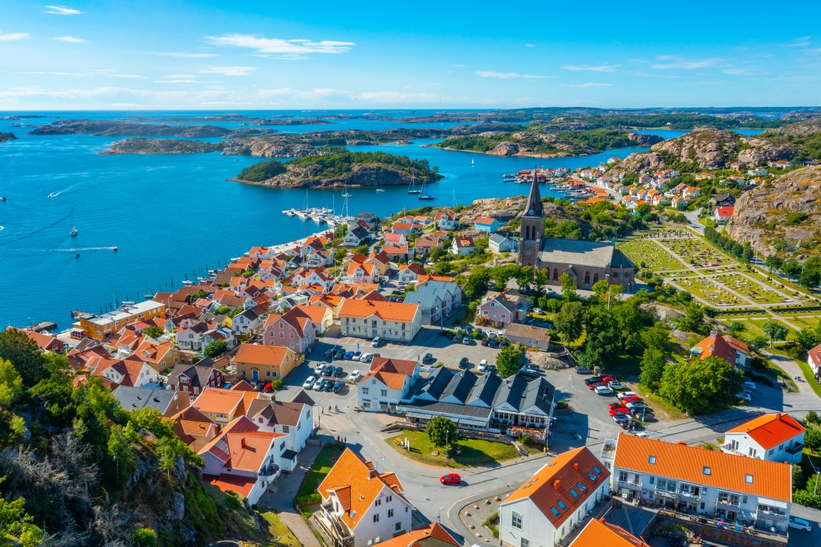 Panoramaansicht der schwedischen Stadt Fjällbacka