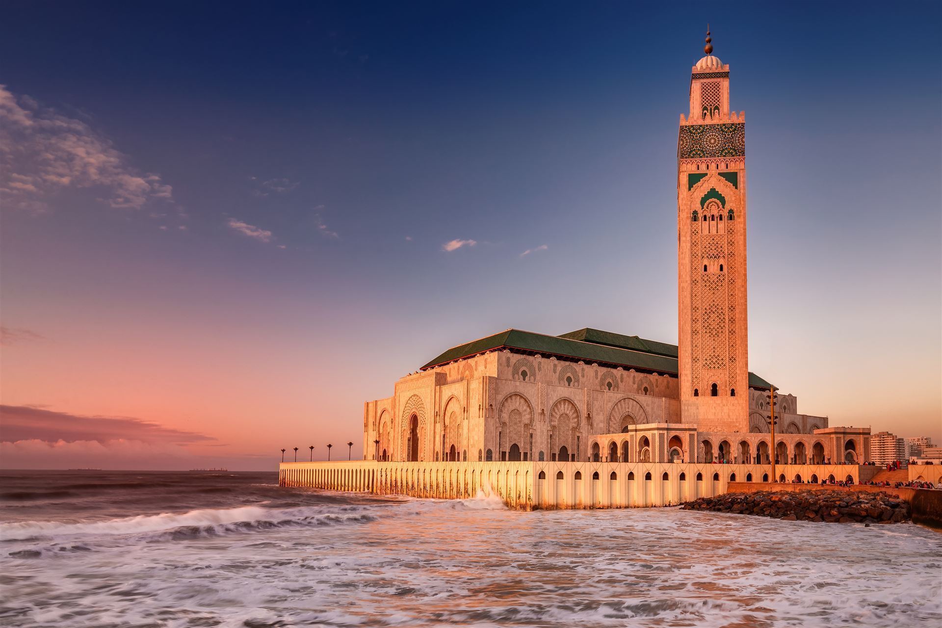 Hassan-II-Moschee bei Daemmmerung