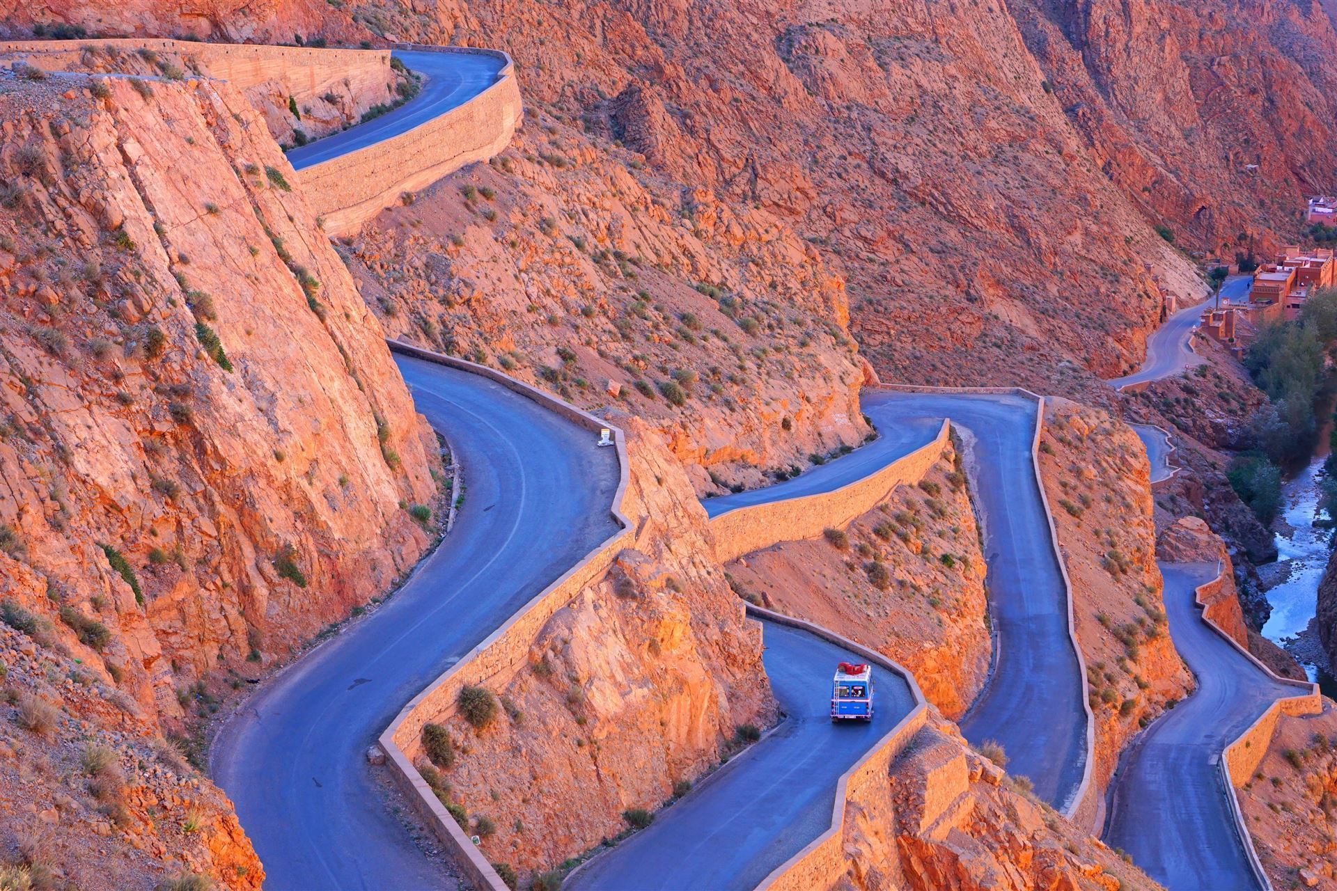 Dades Schlucht mit Auto