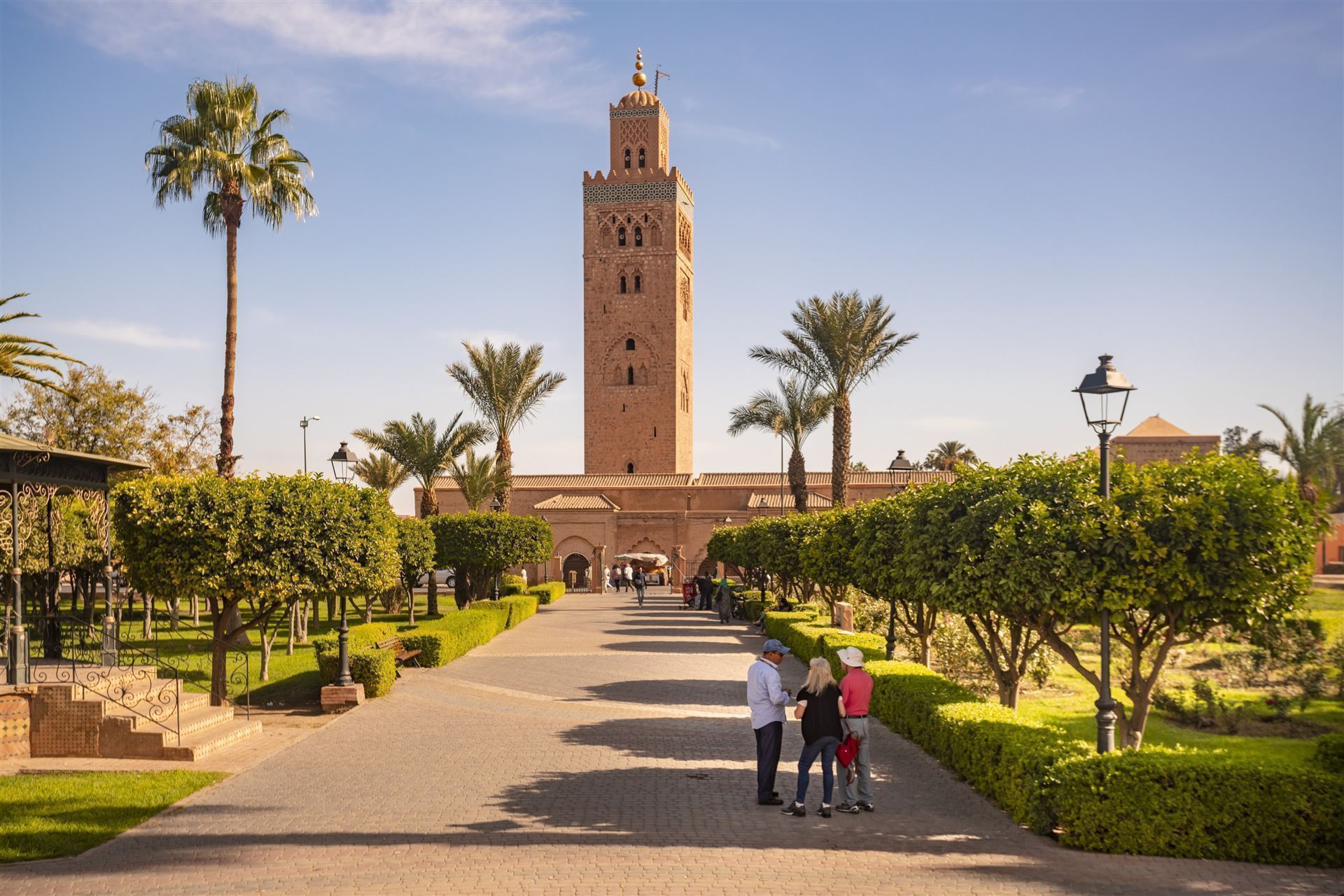 Koutoubia Moschee mit Menschen