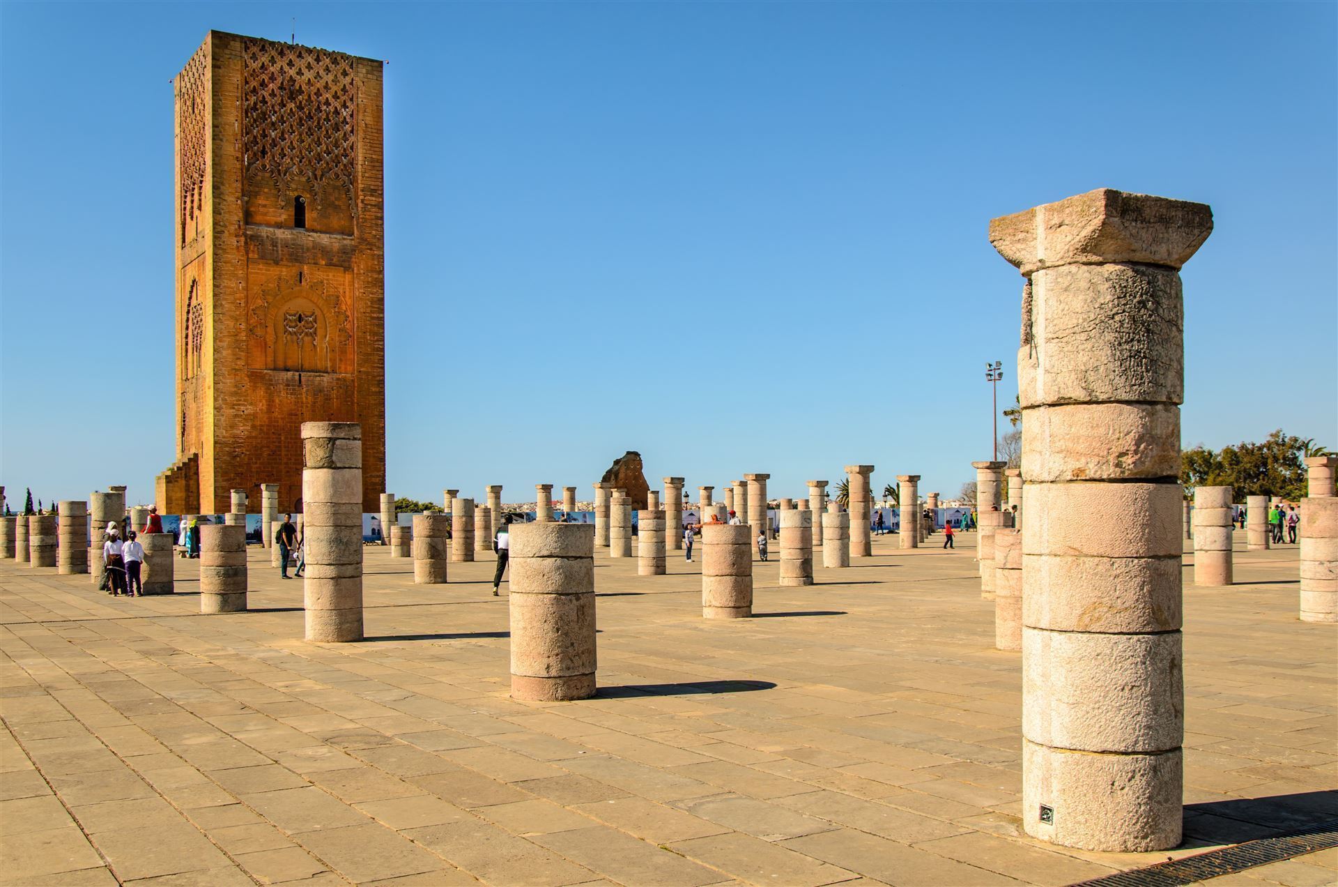 Hassan Turm mit blauen Himmel