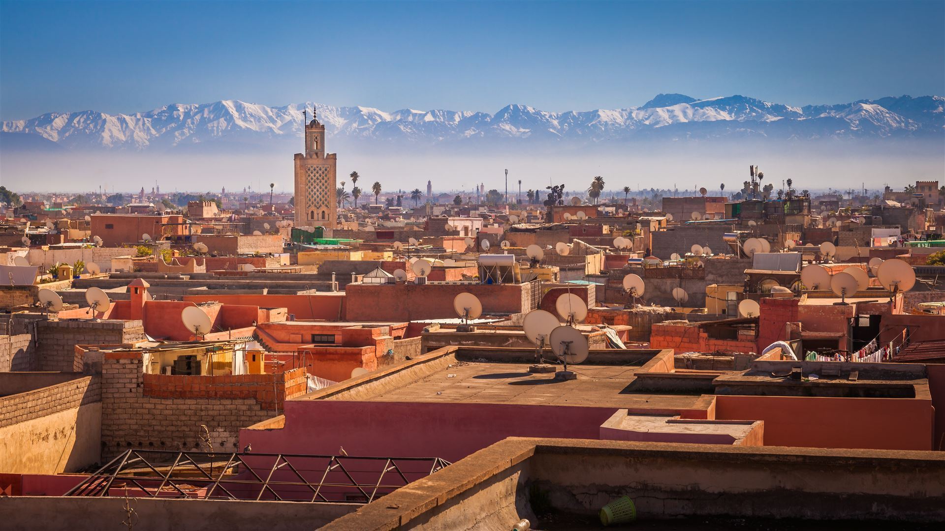 Marrakesch mit Blick auf das Atlasgebirge