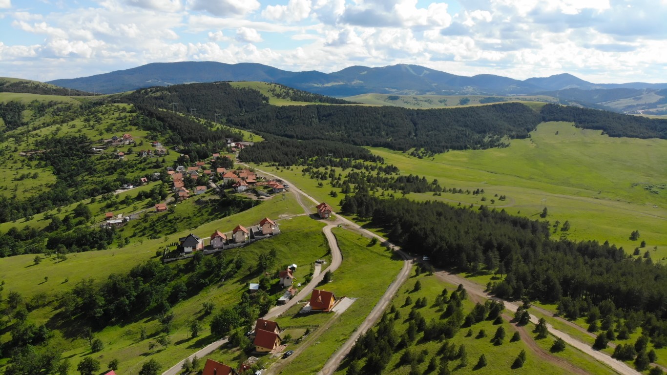Zlatibor_Stadt mit Bergen