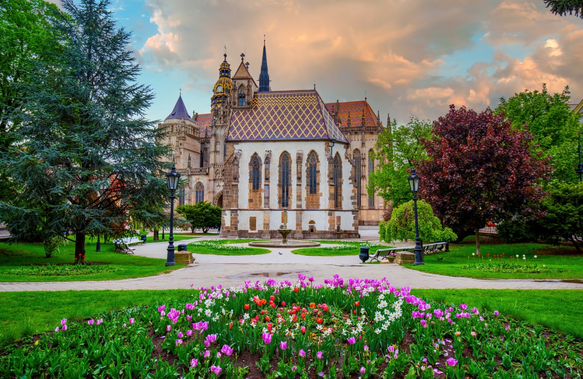 Kosice_Freiheitsplatz,Michaelskapelle und St. Elisabeth-Kathedrale