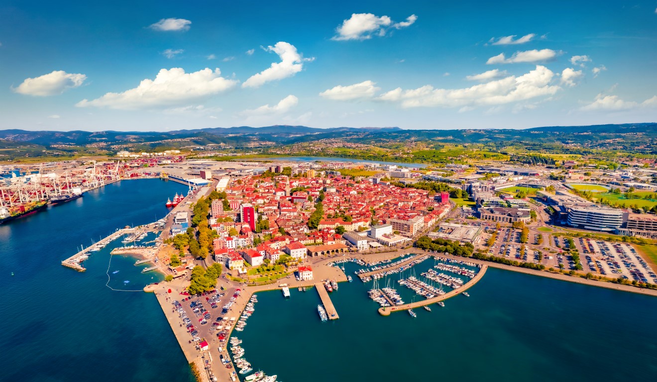 Sommeransicht von einer Drohne des Hafens von Koper