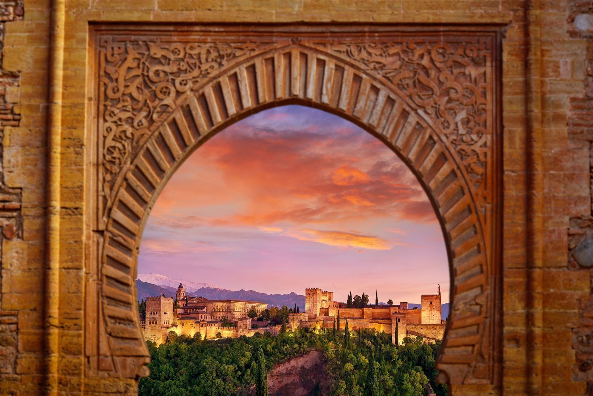 Blick durch das Tor auf die Alhambra