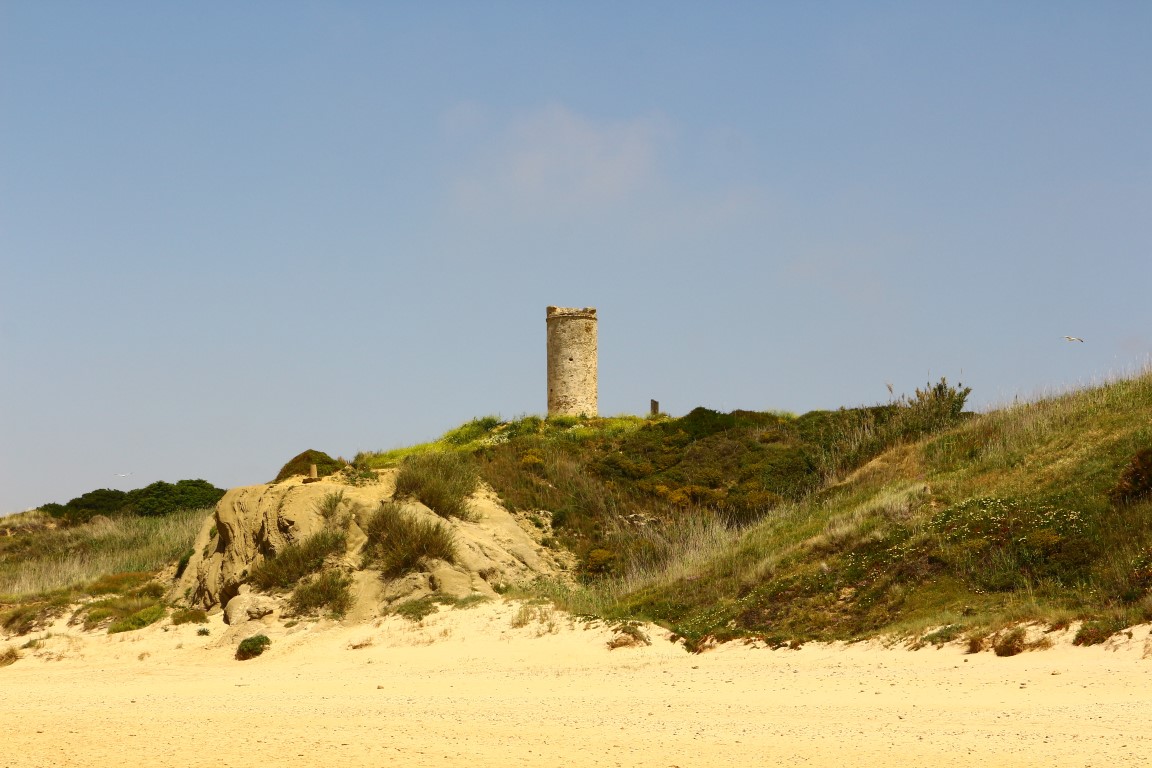 Alter Turm in den Dünen von Chiclana de la Frontera in Andalusien