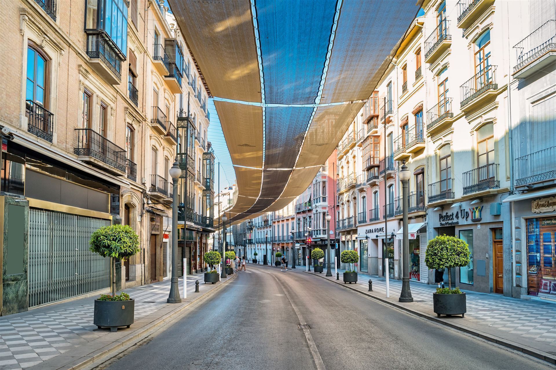 Andalusien Einkaufsstrasse in Granada 