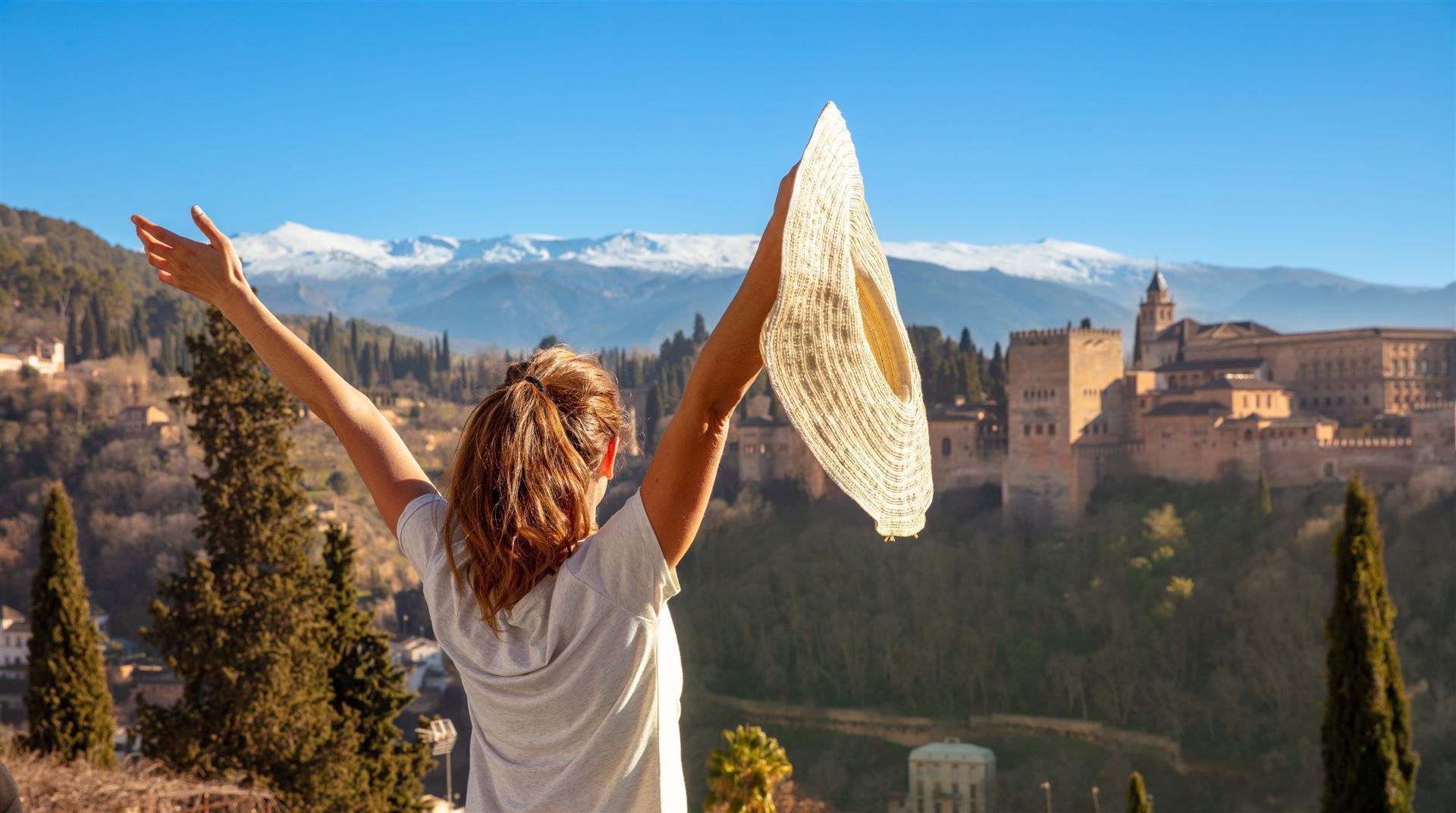 Frau blickt auf die Alhambra
