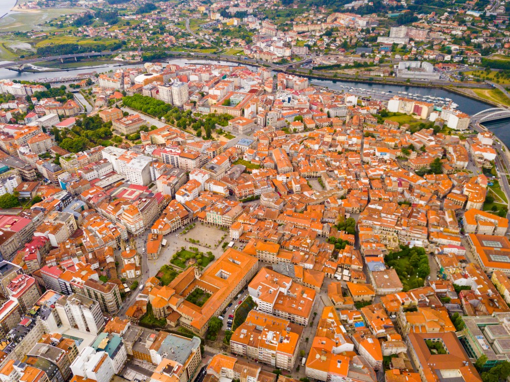 Panoramablick aus der Drohne auf das Stadtzentrum von Pontevedra mit Ufer des Flusses Rio Lerez.