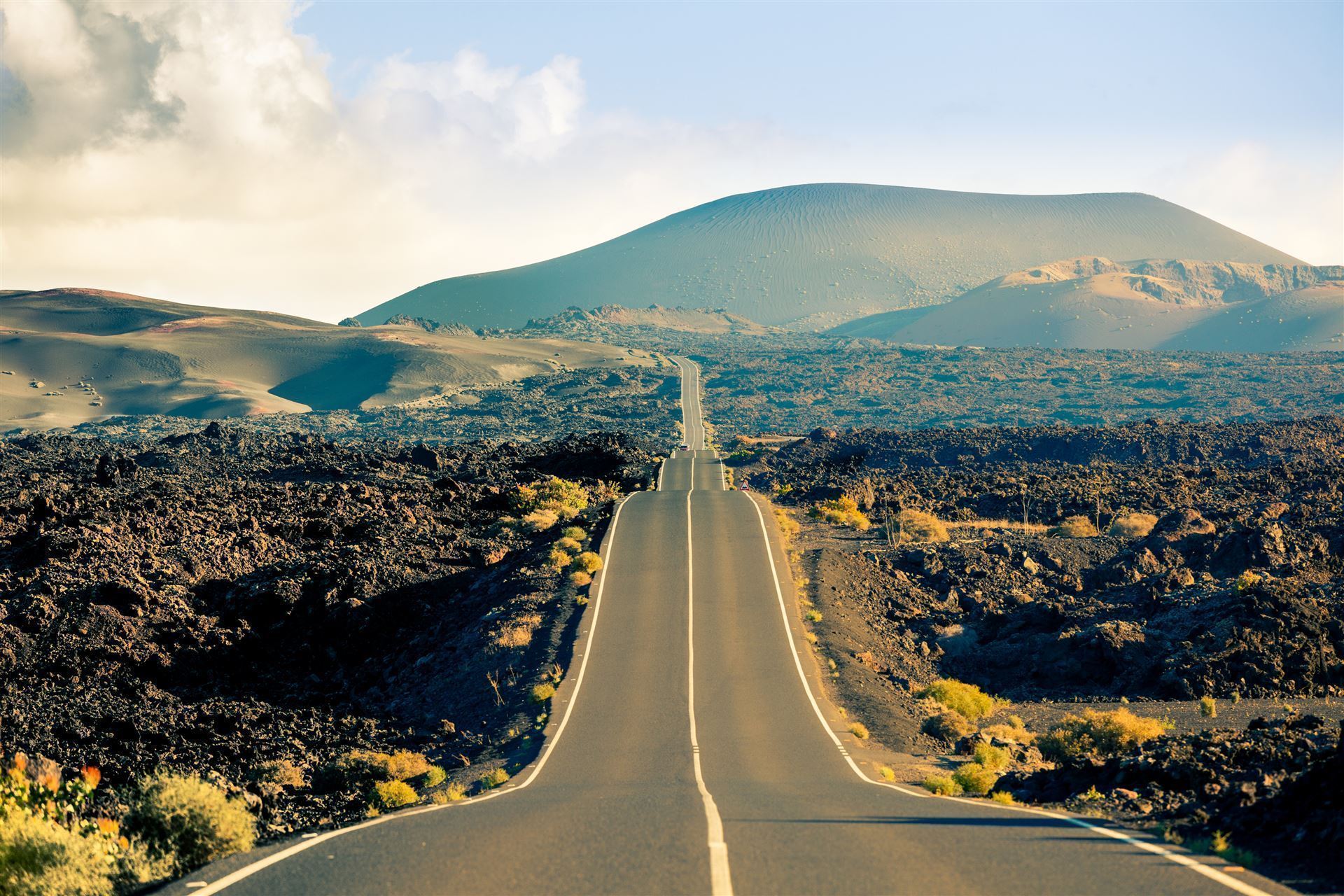 Strasse im Timanfaya Nationalpark