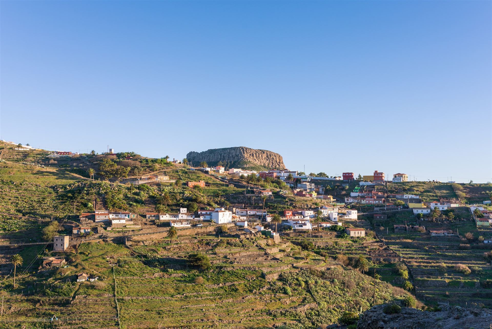 Tafelberg La Fortalezamit Bergdorf im Vordergrund