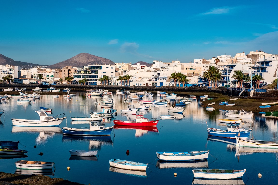 Fischerboote an der Lagune Charco de San Gines bei Sonnenaufgang, Stadt Arrecife