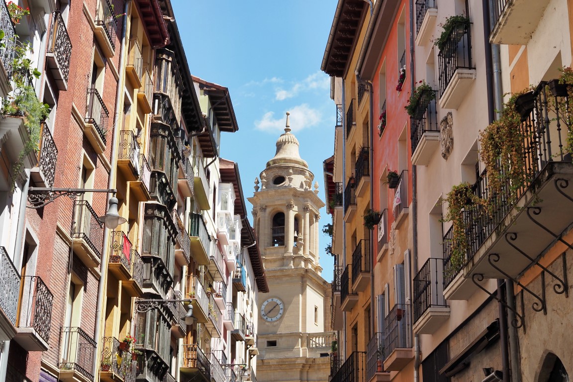 Pamplona-Strassenblick mit Glockenturm