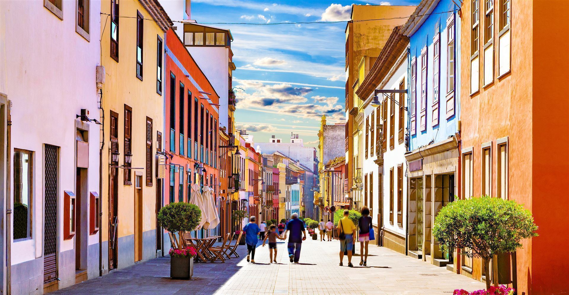 Farbenfrohe Straße in der Stadt La Laguna