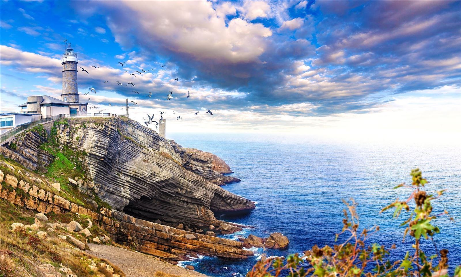 Leuchtturm an der Küste in Santander