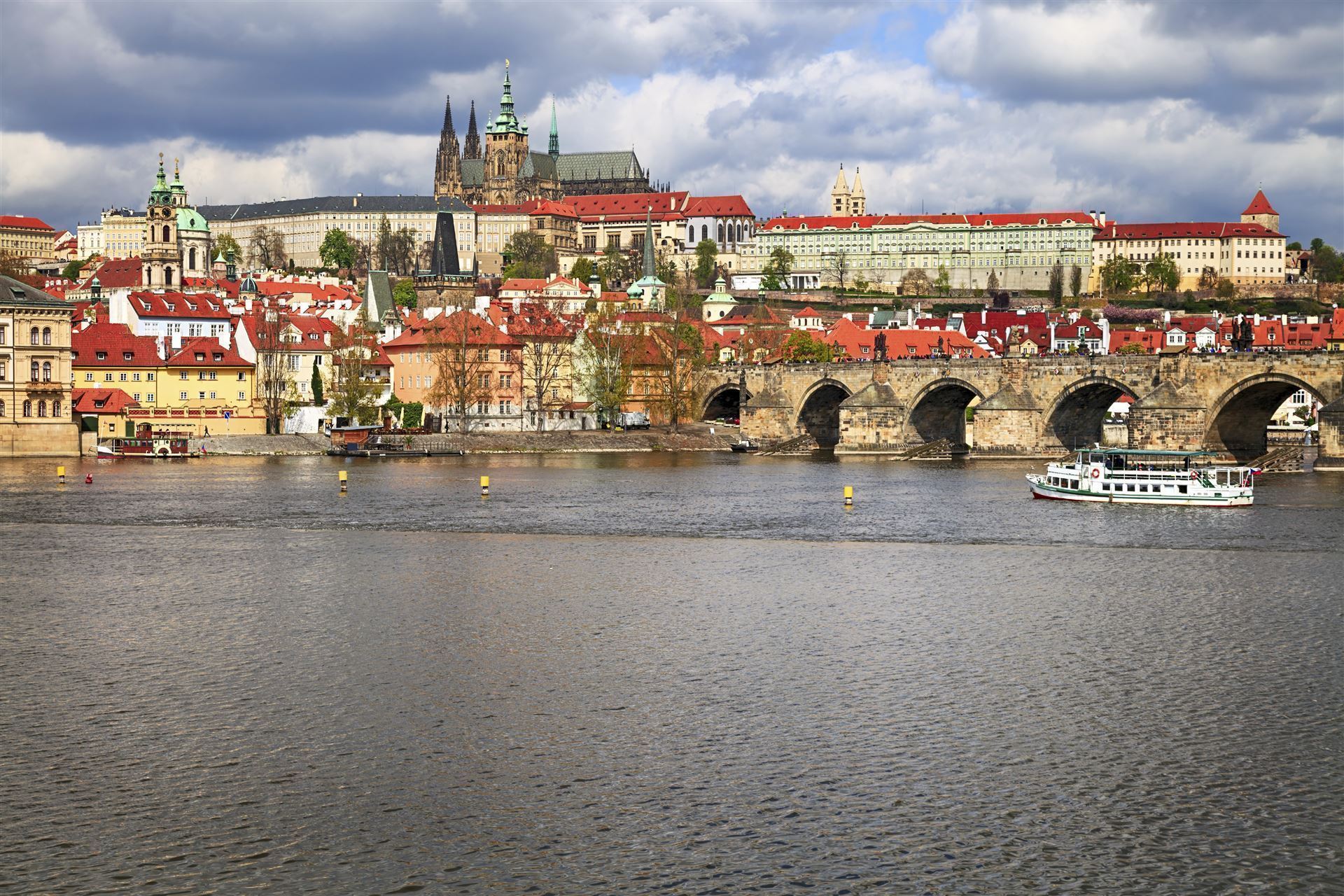 Tschechien Prag Karlsbruecke Moldau
