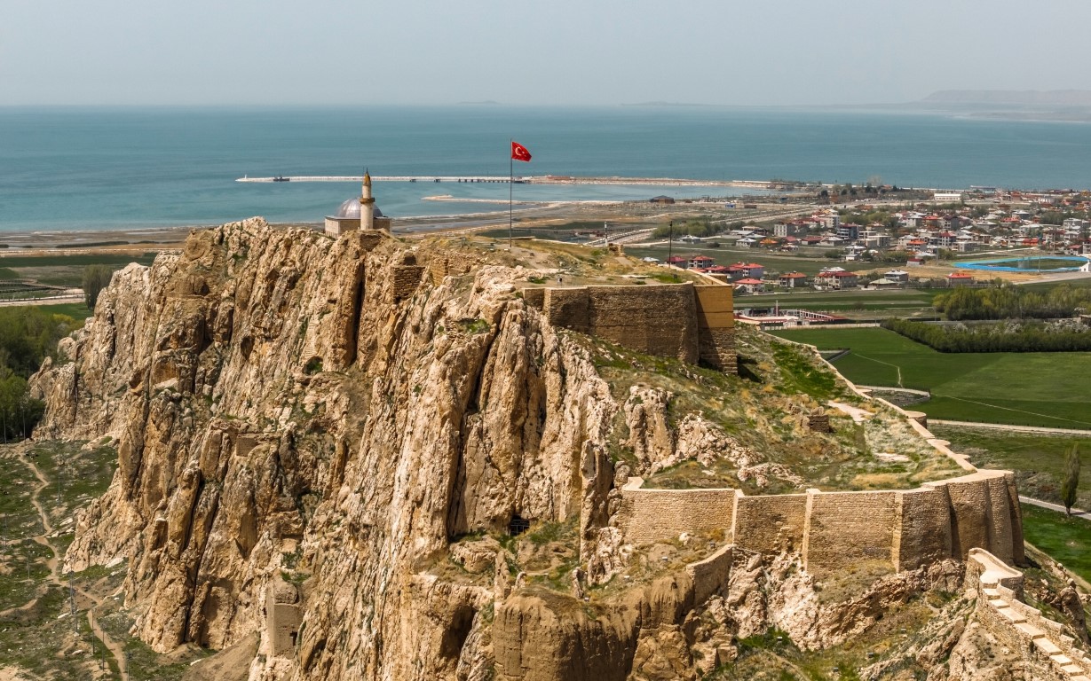 Luftaufnahme der historischen Burg Van (Van Kalesi) mit Blick auf den Van-See