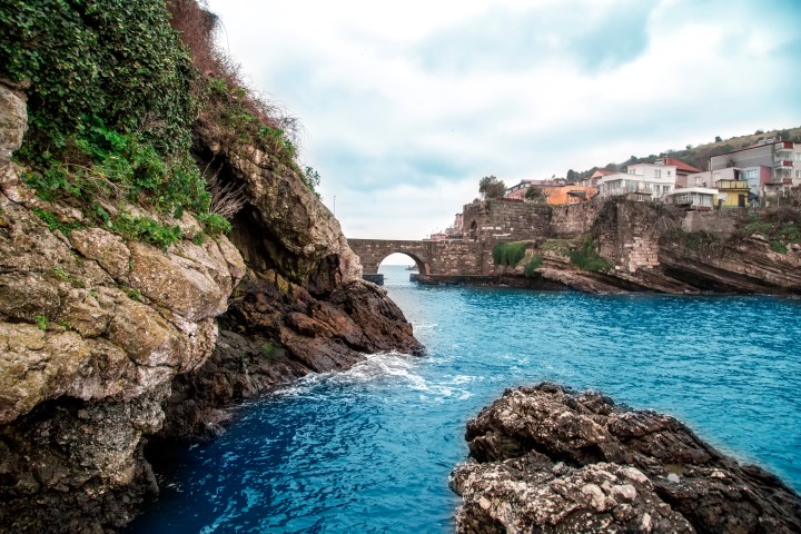 Amasra Landschaft mit Meer und Steinbrücke