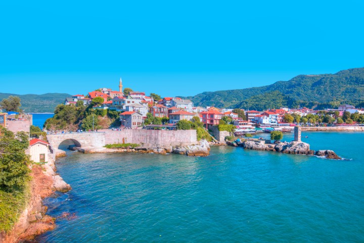 Schönes Stadtbild in den Bergen über dem Schwarzen Meer, Amasra.