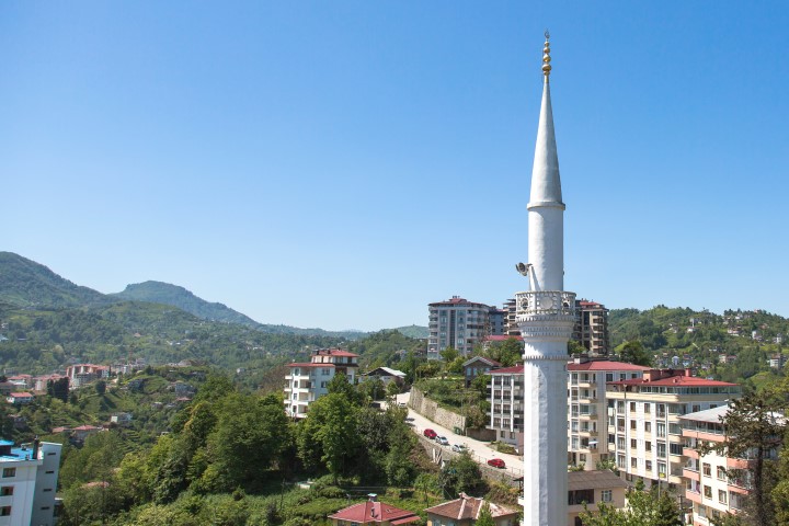 Blick auf die Stadt Rize in der Türkei mit einem weißen Moschee-Minarett