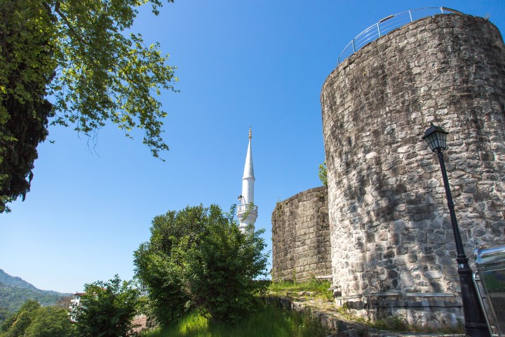 Alte steinerne Festung und weißes Moschee-Minarett in Rize, Türkei