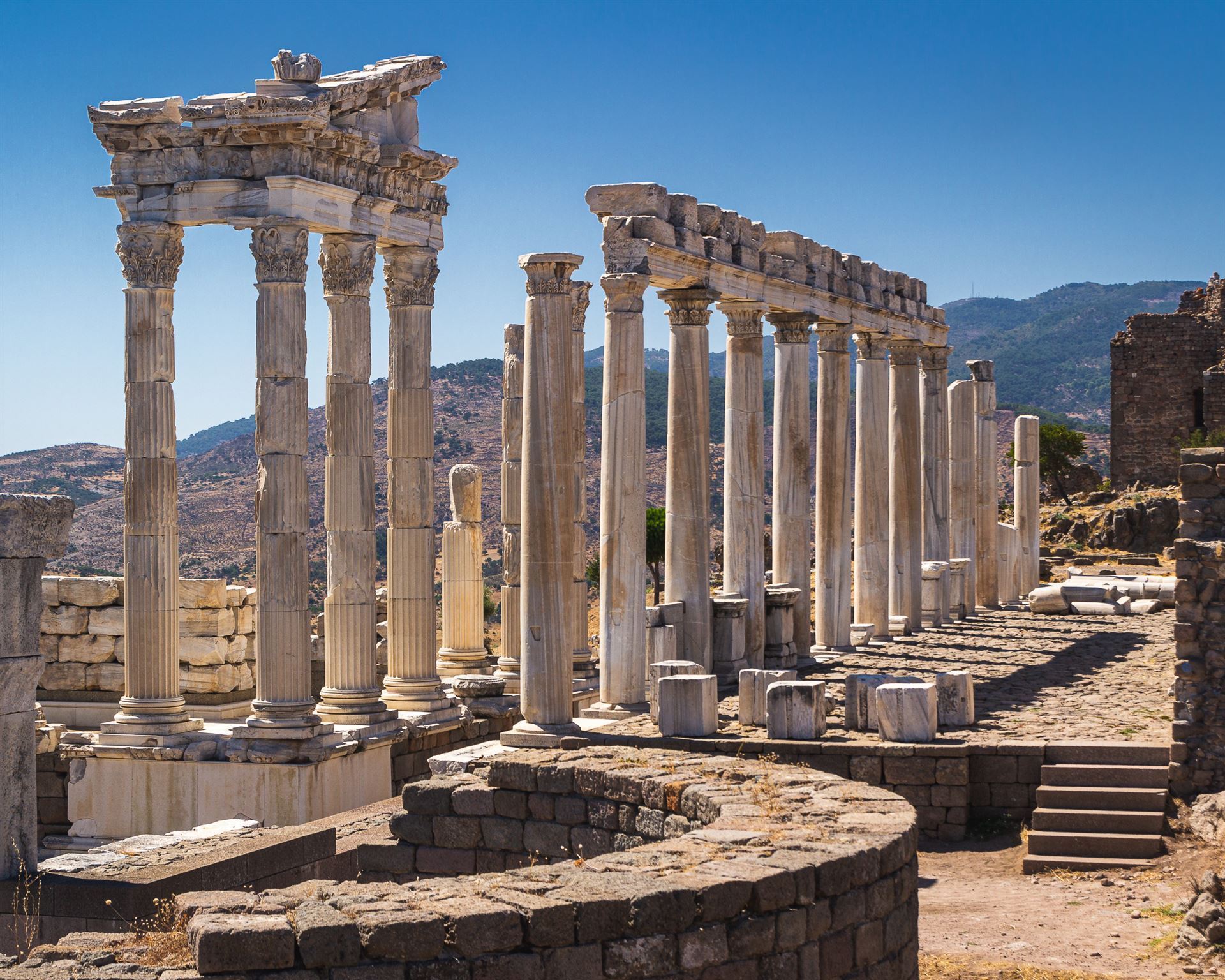 Ruine von Pergamon mit Säulen